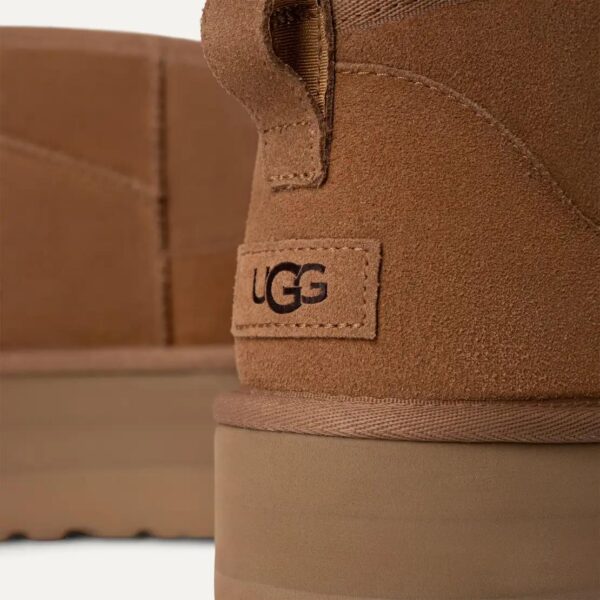 ⁦מגפי UGG נשים Classic Ultra Mini עם סוליית פלטפורם – Chestnut⁩ – תמונה ⁦4⁩