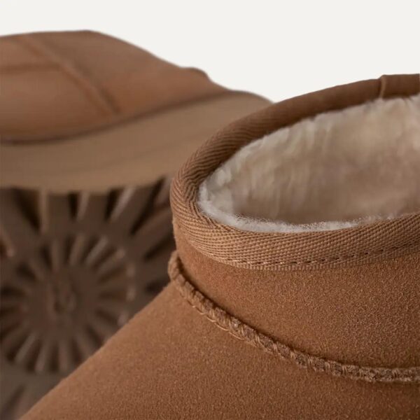 ⁦מגפי UGG נשים Classic Ultra Mini עם סוליית פלטפורם – Chestnut⁩ – תמונה ⁦5⁩